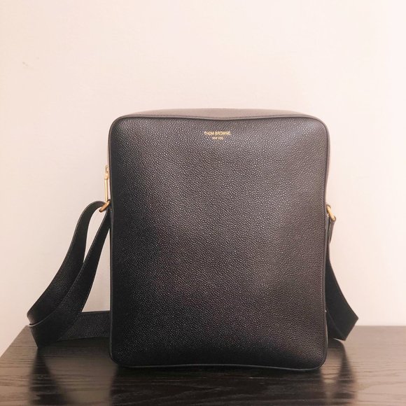 Men's Pebble Grain Leather Messenger Bag in Black - Picture 2 of 8